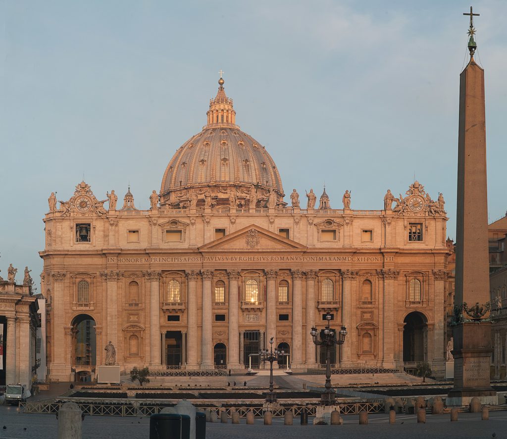 Fasade van St Peters Basilica in oggendlig 1024x886 1 Huise van aanbidding: St Peter's Basilica