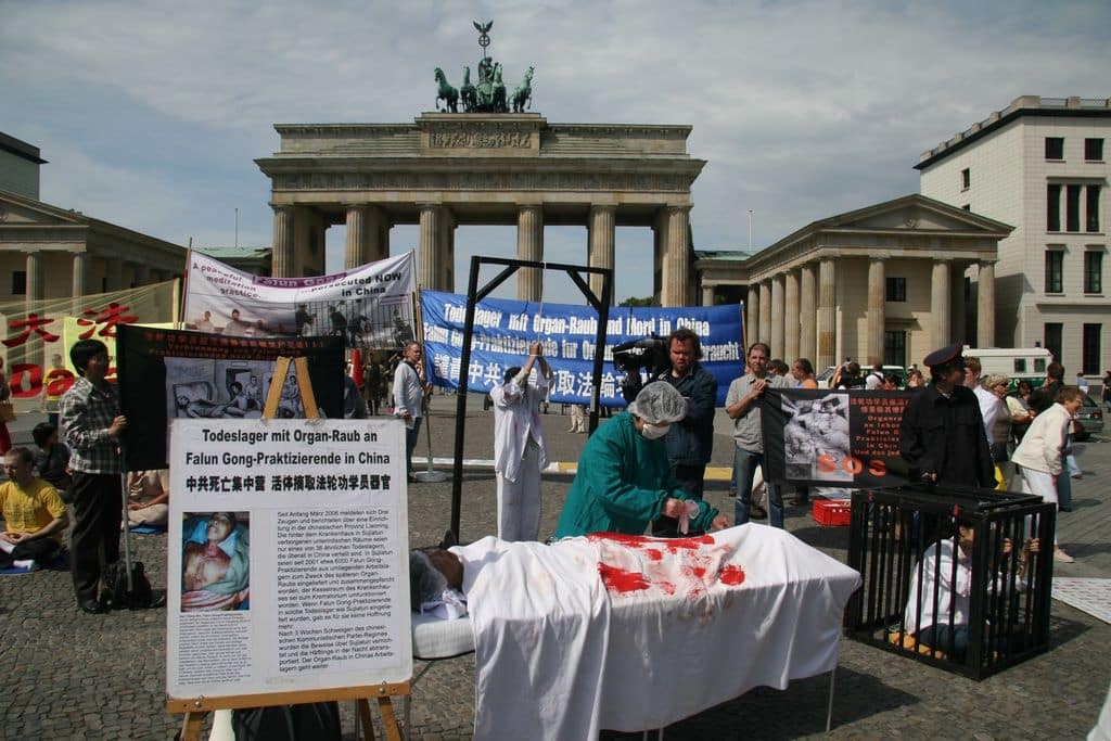 Falun Dafa-parade Berlyn Mei 2007 Stop die vervolging in Kommunistiese China Nou 3 Wanneer China gewete-gevangenes teregstel om orgaanhandel aan te wakker
