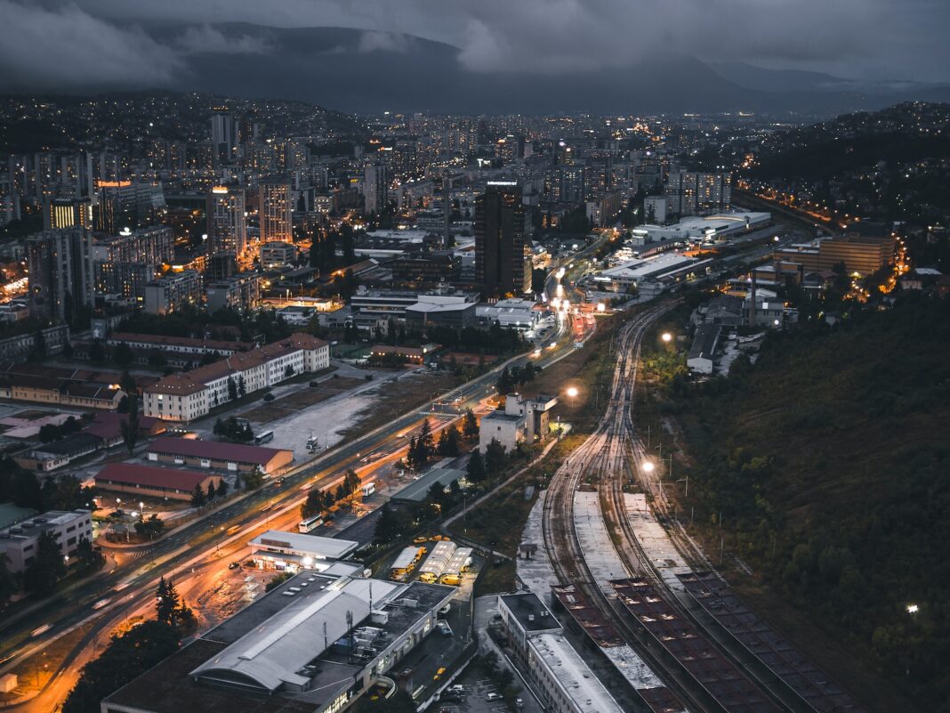 fotografie města během noci
