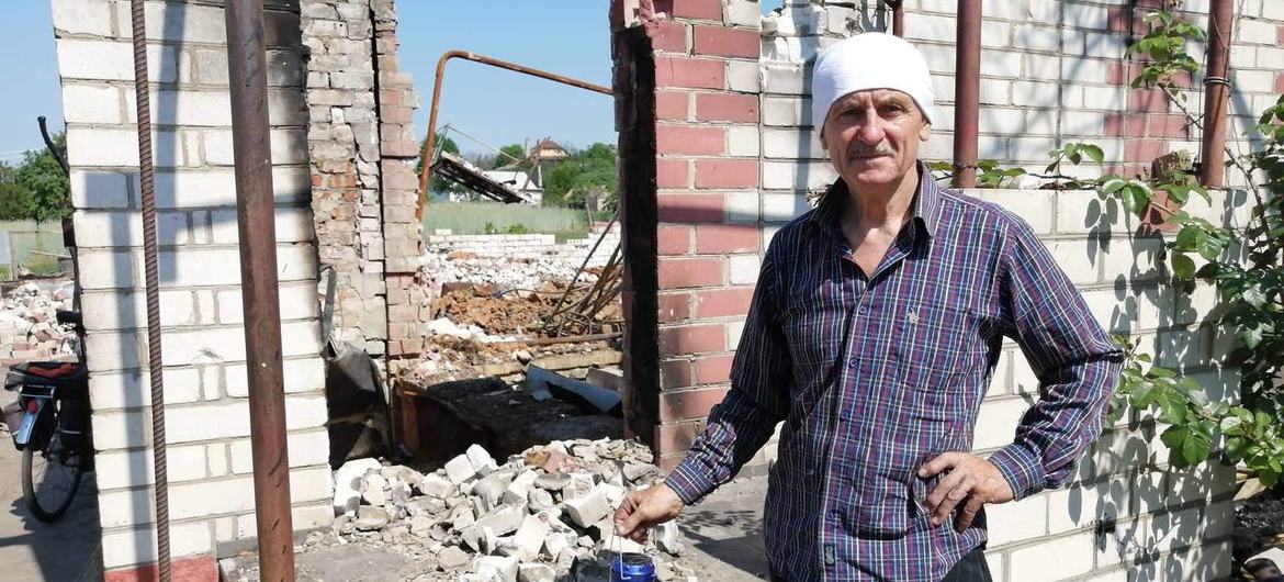 Житель Черниговщины у развалин своего разрушенного дома.