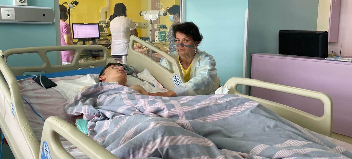 Em um hospital no oeste da Ucrânia, os médicos conseguiram remover um fragmento de estilhaços de quatro centímetros de comprimento e salvar a vida de um menino de 13 anos depois que ele foi gravemente ferido por um bombardeio no leste da Ucrânia.