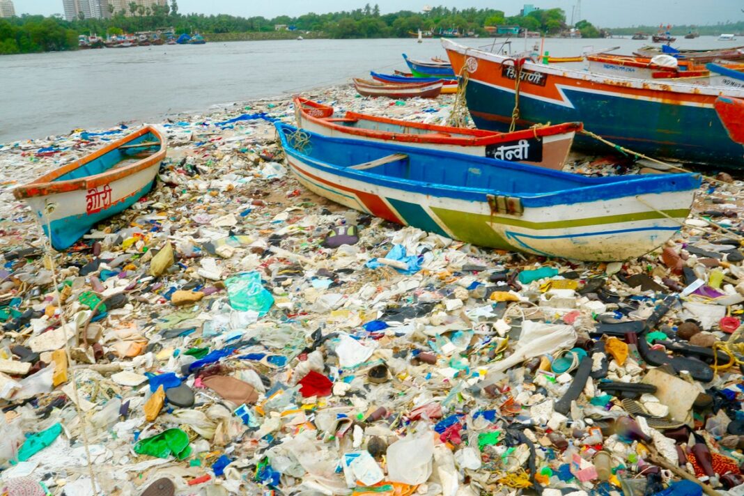 Plast na pláži v Bombaji, Indie. © UNEP