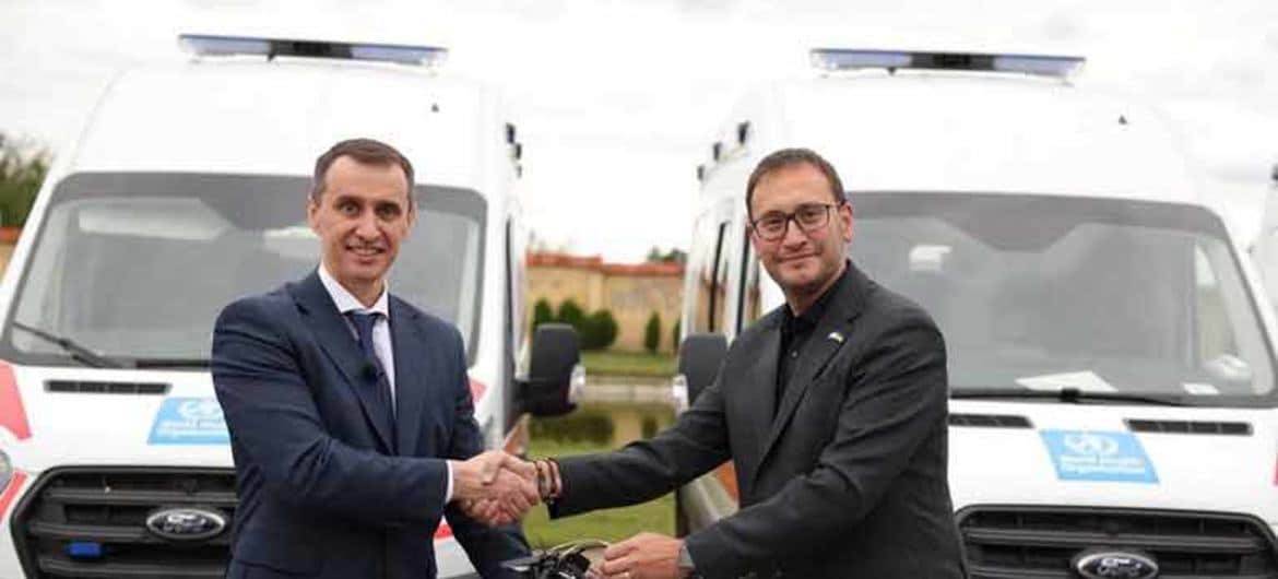 乌克兰卫生部长 Viktor Liashko（左）从世卫组织驻乌克兰代表 Jarno Habicht 手中接过 XNUMX 辆救护车的钥匙。