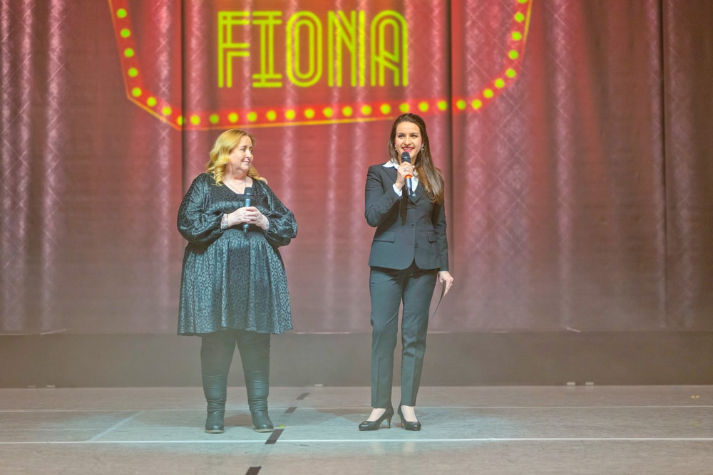 25 Fionas nővére, Nicola és Diana Stahl a Scientology A Közösségi Központ bejelentette, hogy a Bella Ciao Fiona mostantól egy éves jótékonysági rendezvény lesz Írország, a Community Sings „Bella Ciao Fiona” egy nagypénteki adománygyűjtésen