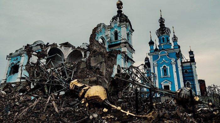 poškozená náboženská místa – Spadlá kupole leží poblíž kostela Svaté Matky Boží („Radost všech, kdo žal“), zničeného ruskou leteckou bombou 18. ledna 2023 v Bohorodychne na Ukrajině. Global Images Ukrajina