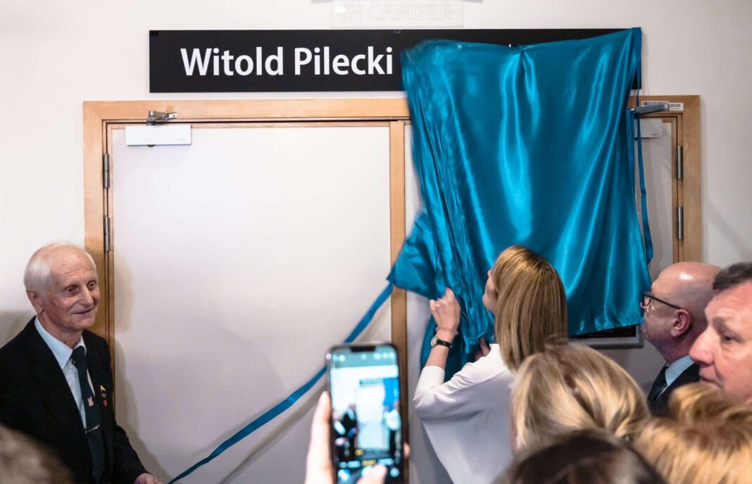 Zasedací místnost Witolda Pileckiho slavnostně otevřená předsedkyní Evropského parlamentu Robertou Metsolovou se synovcem Pileckého