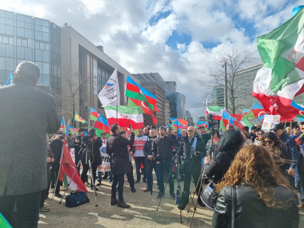 25 березня протестувальники азербайджанської громади в Ірані зібралися перед Європейським парламентом та інституціями ЄС, щоб висловити свою підтримку іранській революції, а також українській діаспорі.