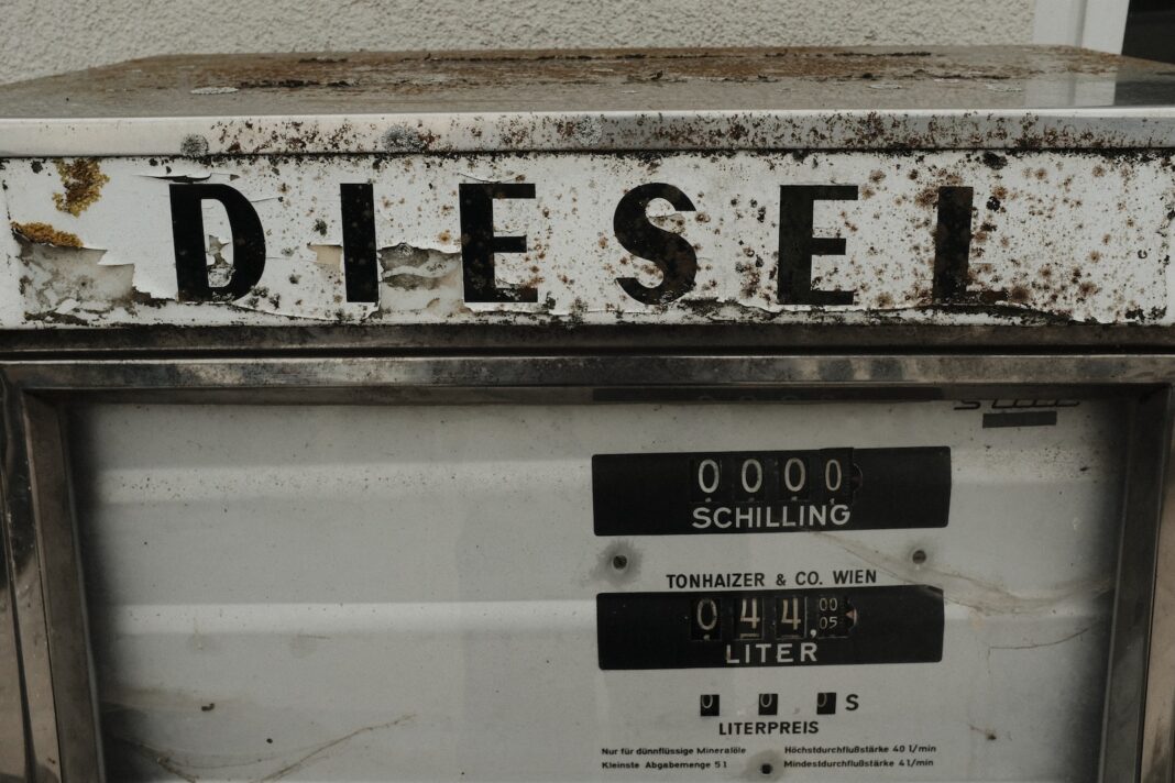 eine schmutzige Maschine mit einem Schild mit der Aufschrift Diesel