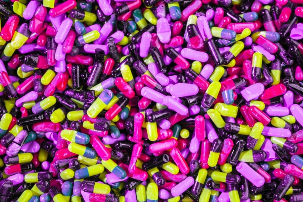 Los mit Medikamentenkapseln in verschiedenen Farben