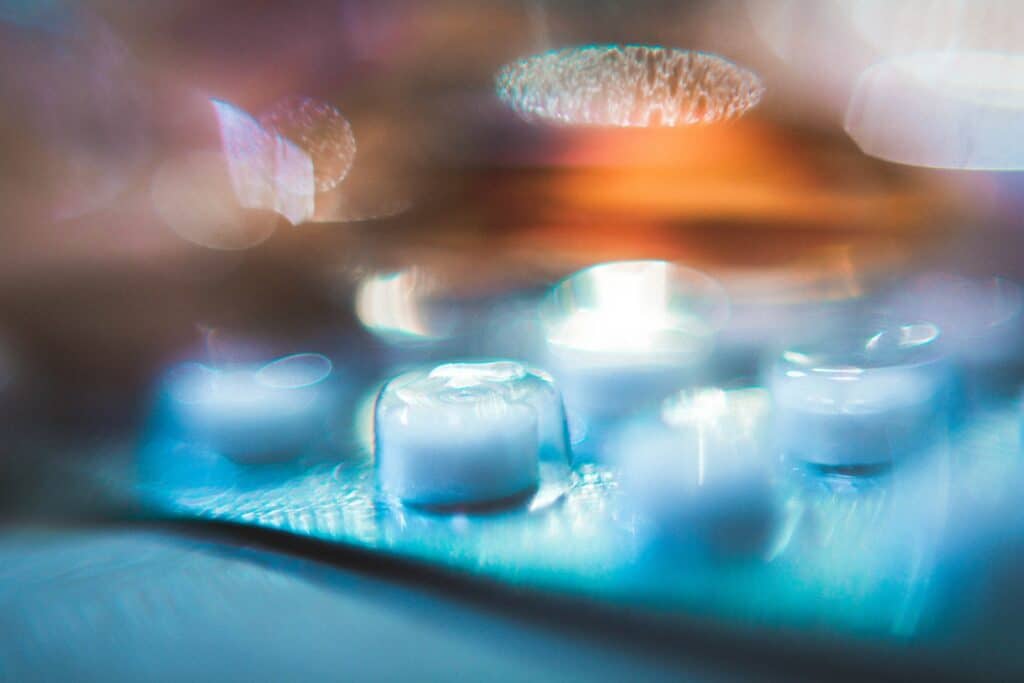 Antidepressiva-Makrofotografie von Gläsern auf dem Tablett