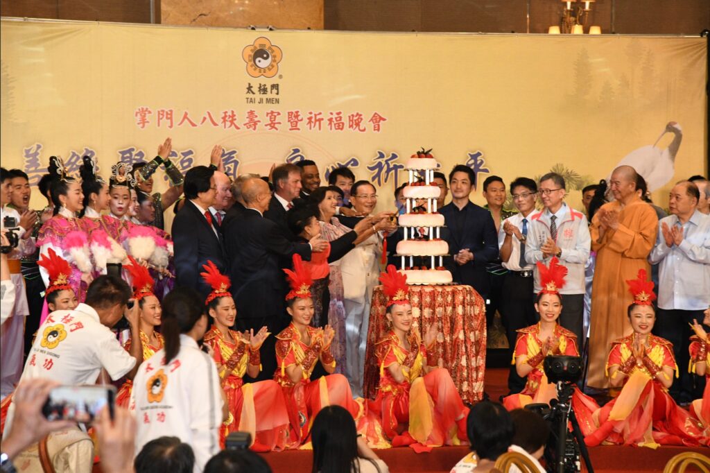 80.º cumpleaños del Dr. Hong Taiwán celebra el 80.º cumpleaños del Dr. Hong Tao-Tze en un espectacular estilo Qigong