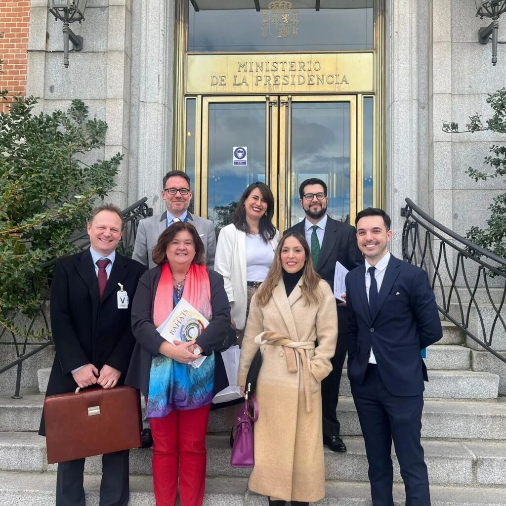 Comunidad Bahá'í de España con Mercedes Murillo y el Ministerio de Presidencia.