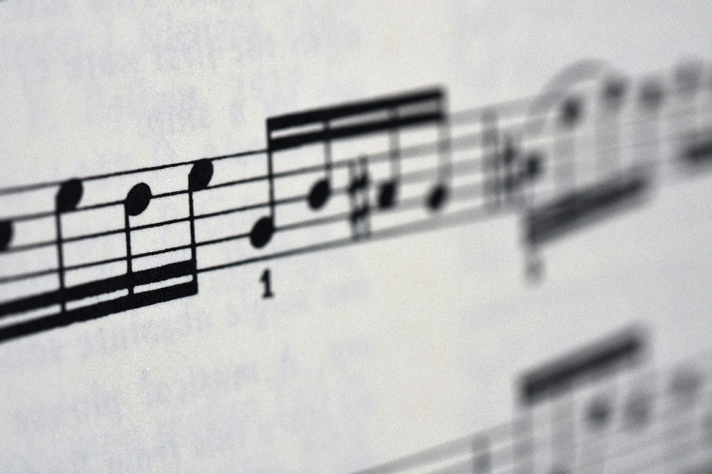 La scienza della musica: come il nostro cervello interagisce con melodie e testi