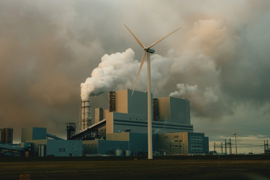 CO2-kibocsátás – Egy gyár, amelynek kéményeiből füst gomolyog