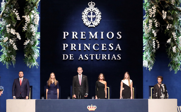 © Casa de S.M. el Rey- DON FELIPE AND DOÑA LETIZIA AND THEIR DAUGHTERS DOÑA LEONOR AND DOÑA SOFÍA DURING THE PERFORMANCE OF THE NATIONAL ANTHEM BY THE ROYAL PIPE BAND 