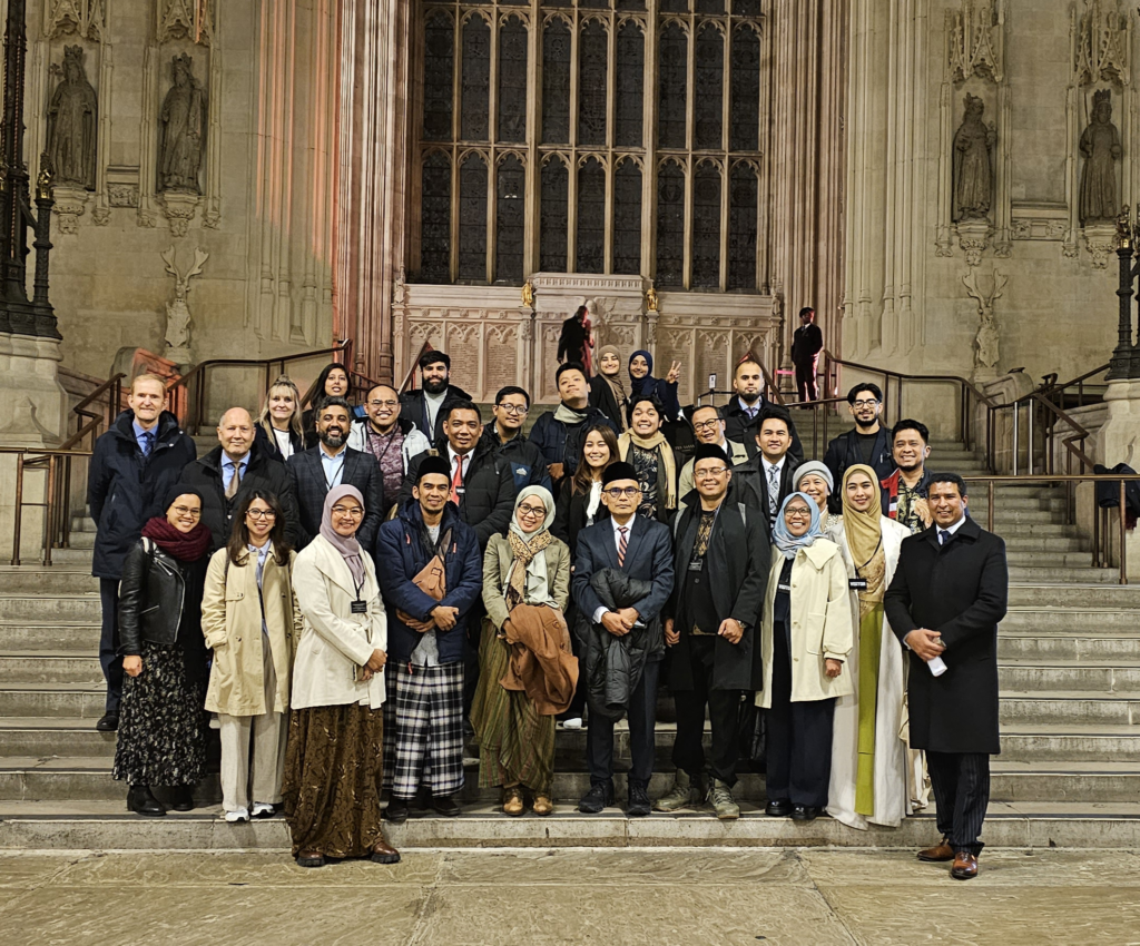 5. Foto di gruppo con i delegati indonesiani Il Parlamento britannico ha ospitato la conferenza "Opere interreligiose, esempi viventi"