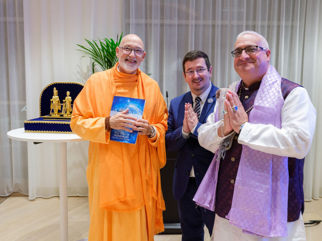 Swami Rameshwaranda Giri Maharaj (Fundacion Phi, Espagne), Ivan Arjona Pelado (Scientology Europe) et Krishna Kripa Dasa (alias Juan Carlos Ramchandani), vice-président du Hindu Forum Europe, au Parlement européen.