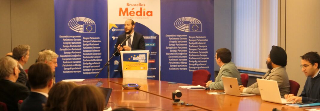 Avi Tawil rabbi felszólal az Európai Parlamentben, munkaértekezleten