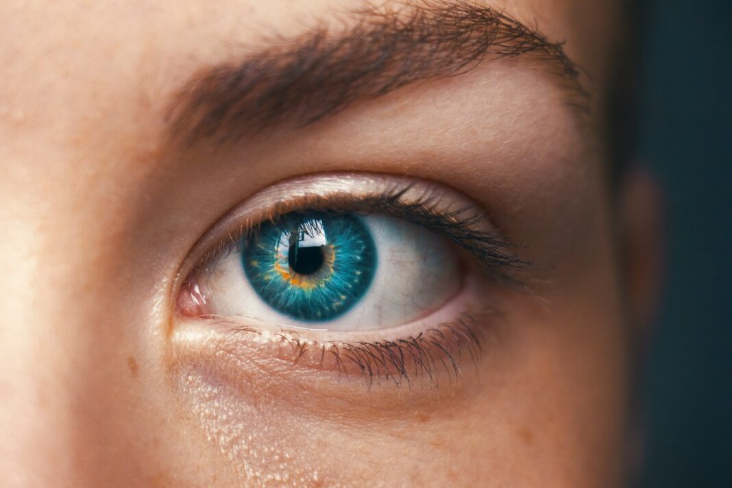 foco seletivo de pessoa de olhos azuis