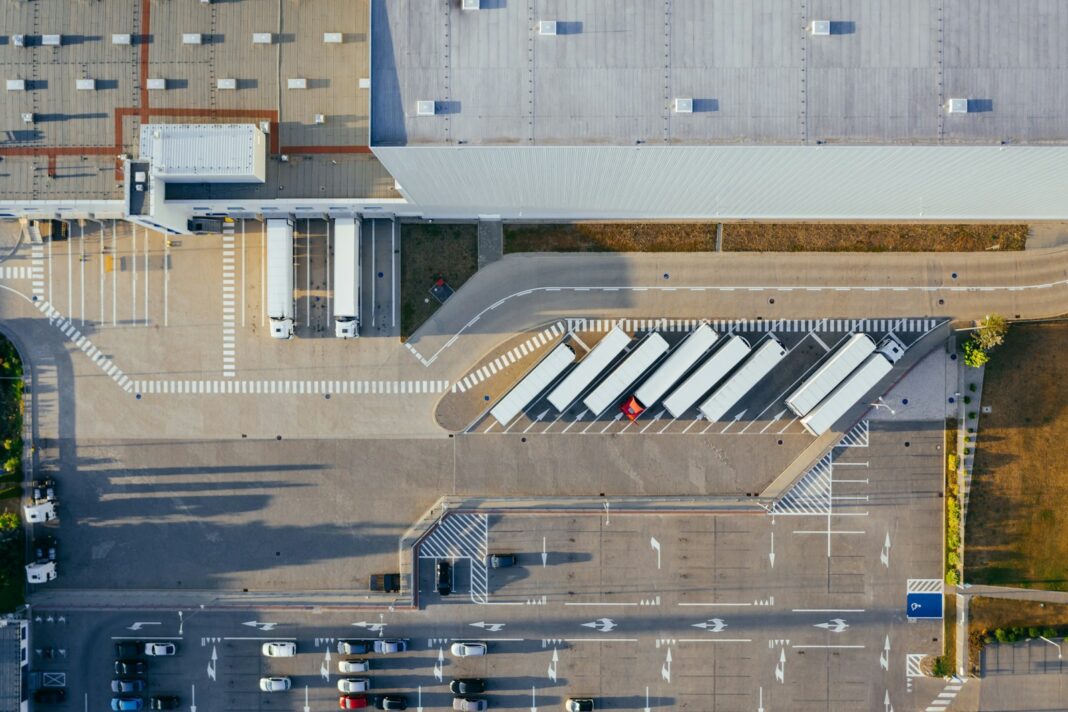 vista aérea de veículos na área de estacionamento