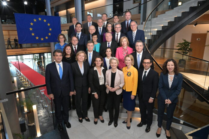 Photo De Famille De La Commission Européenne Von Der Leyen